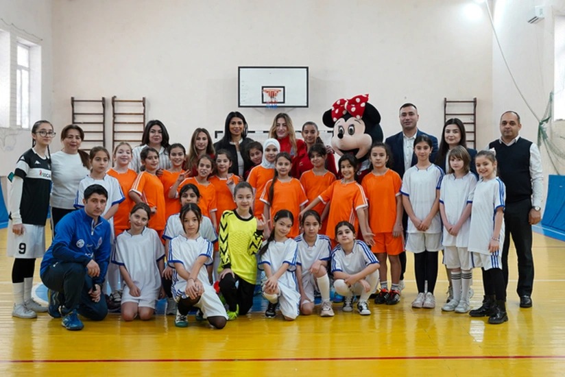 Qadın futbolçular şagirdlərlə görüşüblər